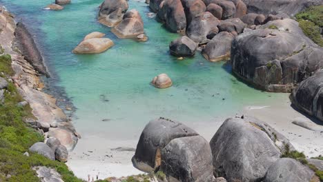 Filmschwenk-Um-Menschen,-Die-An-Elephant-Rocks-In-Westaustralien-Schwimmen
