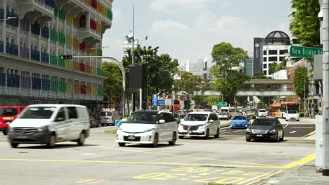Cars-driving-by-government-building-on-Hill-street-in-Singapore