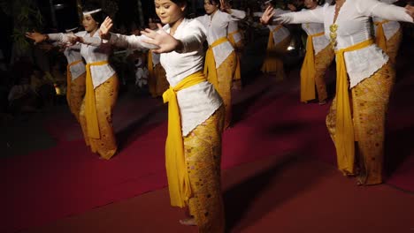 Schöne-Exotische-Frauen-Aus-Südostasien-Tanzen-Balinesische-Choreografie-Im-Bali-Tempel-In-Indonesien