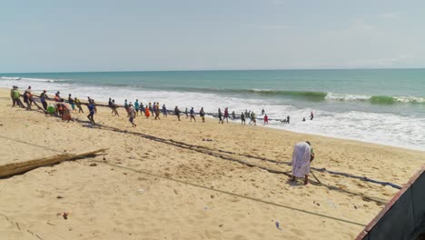 African-people-pulling-fishing-nets-out-of-the-sea