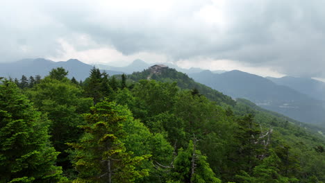 Luftaufnahme-über-Den-Wald,-Die-Die-Spitze-Der-Skilifte-Freigibt,-Sommer-In-Shiga-Kogen,-Japan