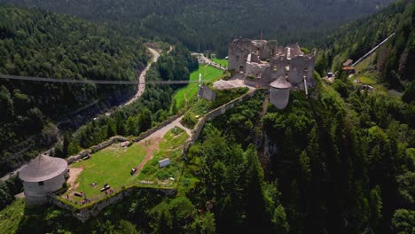 Castillo-De-Ehrenberg-Y-Puente-Colgante-Sobre-Las-Montañas-De-Reutte-En-Tirol,-Austria