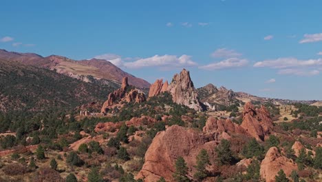 Die-Drohne-Steigt-über-Den-Hügel-Und-Enthüllt-Atemberaubende-Geologische-Strukturen-Des-Garden-Of-The-Gods-Colorado