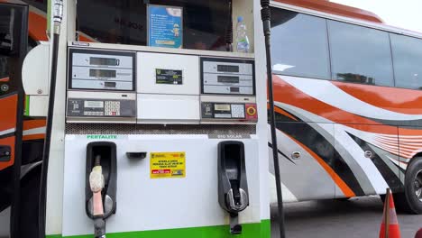 Dispensador-De-Combustible-En-La-Gasolinera-Indonesia