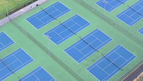 Bunte-Tennisplätze-Aus-Der-Drohnenansicht-Oben-Bei-Sonnenuntergang