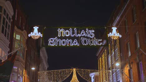 Merry-Christmas-Sign-In-Irish-Gaelic-Language-Hanging-In-The-Street-In-Dublin,-Ireland