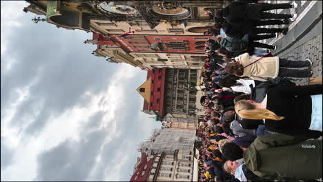 Tourist-crowd-waiting-under-Prague-astronomical-clock-tower-for-show