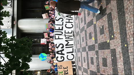 Gruppe-Von-Klimaaktivisten-Demonstriert-Mit-Schildern-Auf-Der-Prager-Straße