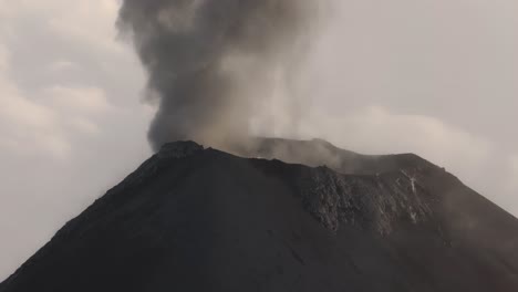 Aktiver-Vulkankrater-Mit-Einer-Wolke-Aus-Vulkanasche,-Die-In-Die-Luft-Steigt