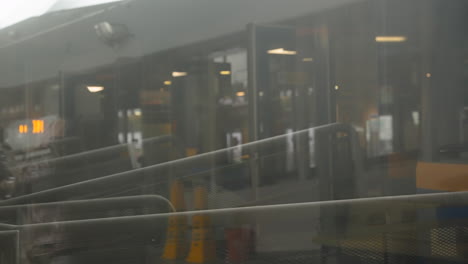 Passagiere-Steigen-In-Den-Seebus-Ein,-Sichtbar-Durch-Das-Fenster