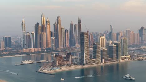 Die-Wolkenkratzer-Des-Dubai-Marina-Rahmen-Die-Skyline-Ein-Und-Boote-Navigieren-Anmutig-Durch-Das-Wasser
