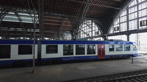 Un-Tren-Que-Sale-De-La-Estación-Central-De-Leipzig-En-Un-Brillante-Día-De-Invierno.