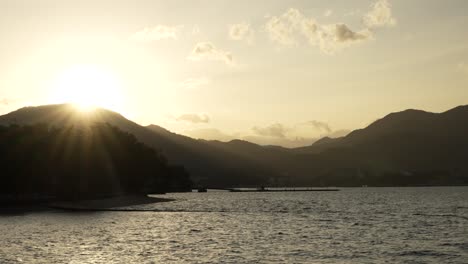 Malerische-Landschaftsaufnahme-Des-Sonnenuntergangs-über-Der-Bucht-Von-Hiroshima-In-Japan