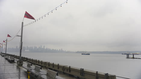 Vom-Aussichtspunkt-Des-Burrard-Dry-Dock-Pier-Aus-Beobachten-Sie,-Wie-Der-Vancouver-Sea-Bus-Anmutig-Durch-Die-Gewässer-Navigiert