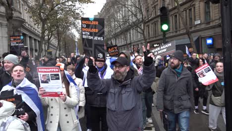 Los-Manifestantes-Cantan-Por-La-Liberación-De-Los-Rehenes-Israelíes-En-Una-Marcha-Contra-El-Antisemitismo.