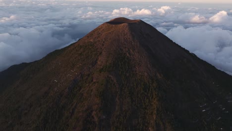 Pico-De-La-Montaña-Del-Volcán-De-Fuego-En-Centroamérica,-Vista-Aérea