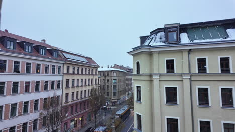 Cámara-Lenta-Con-Nieve-Cayendo-En-Un-Frío-Día-De-Invierno-En-Una-Zona-Urbana-Ubicada-En-Leipzig