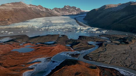 Vista-Panorámica-Sobre-El-Glaciar-Skaftafellsjökull-En-Islandia---Disparo-De-Drones