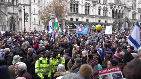 Grandes-Multitudes-En-La-Manifestación-Contra-El-Antisemitismo-En-Londres,-Reino-Unido.