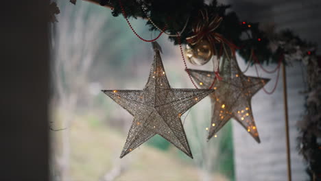 Sparkling-Christmas-stars-with-festive-lights