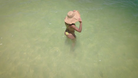 Una-Mujer-En-Bikini-Amarillo-Y-Sombrero-De-Paja-Irradia-Belleza-En-Sus-Vacaciones