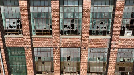 Zerbrochene-Glasfenster-In-Einem-Verlassenen-Backsteingebäude