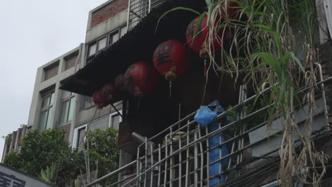 Traditionelle-Chinesische-Laternen-Hängen-Von-Einem-Balkon