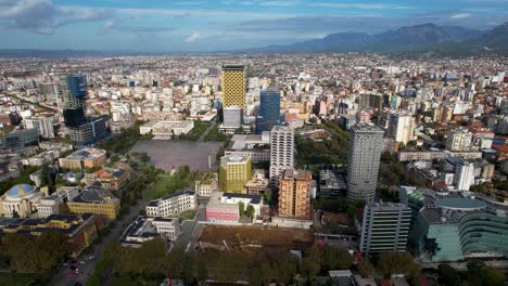 Tirana,-La-Maravillosa-Capital-De-Albania-Con-Arquitectura-Moderna,-Edificios-Emblemáticos-Y-Exuberante-Vegetación