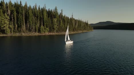 Aerial-view-of-a-white-sailboat-on-Elk-Lake-in-Bend,-Oregon