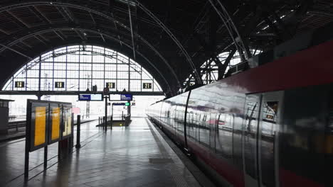 Día-Brillante-En-La-Estación-Central-De-Leipzig-Mientras-Un-Tren-Rojo-Sale-Del-Andén