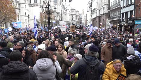 Los-Judíos-Británicos-Y-Los-Partidarios-De-Israel-Se-Reúnen-En-Los-Tribunales-Reales-De-Justicia-De-Londres-Para-Una-Marcha-Contra-El-Antisemitismo.