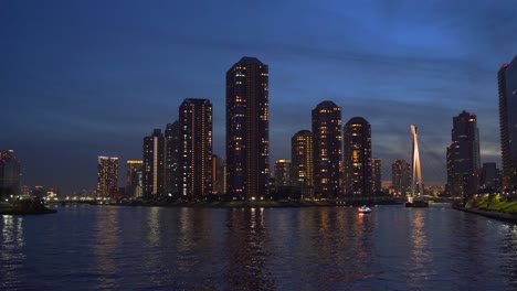 Abenddämmerungslandschaft-An-Hochhäusern-In-Tokio-Neben-Dem-Fluss