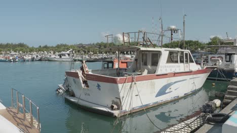 Un-Barco-Pesquero-Amarrado-En-El-Muelle-De-Pescadores-De-Tamsui,-Taipei.