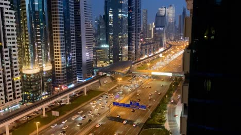 Luces-Nocturnas-De-Sheikh-Zayed-Road-En-Dubai-A-Través-De-Este-Cautivador-Timelapse