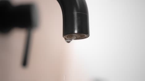 Wasser-Tropft-Aus-Dem-Küchenhahn-–-Wassermangel