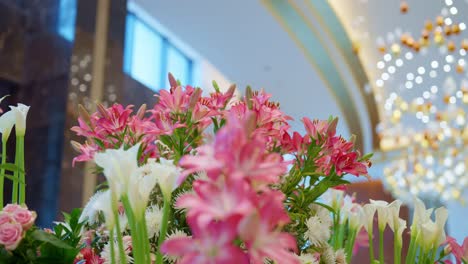 Rosa-Und-Weiße-Blumendekoration-Am-Eingang-Des-Hotels,-Nahaufnahme,-Bogenaufnahme