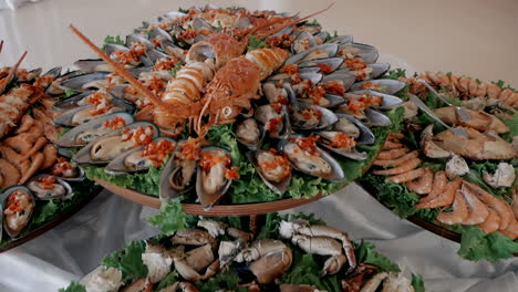 Lavish-seafood-platter-with-lobster-and-mussels