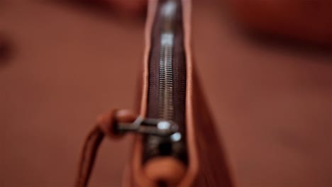 Nahaufnahme-Eines-Reißverschlusses-An-Einer-Handgefertigten-Tasche-Aus-Karamellfarbenem-Leder