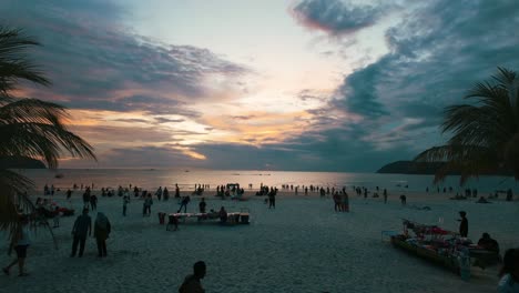Menschen-Genießen-Bei-Nacht-Freudig-Die-Ruhige-Schönheit-Des-Strandes-Pantai-Cenang-In-Langkawi