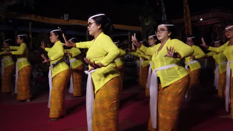 Danza-Femenina-Balinesa-Realizada-Con-La-Mano-En-El-Templo-De-Ubud,-Bali,-Indonesia