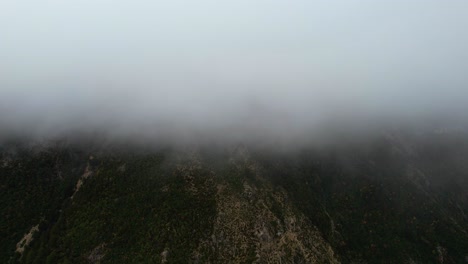 Mystische-Winterlandschaft,-In-Der-Wolken-Und-Nebel-Die-Majestätischen-Berggipfel-In-Einem-Dramatischen-Tanz-Umhüllen