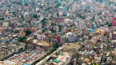Dichtes-Luftbild-Der-Stadt-Dhaka,-Das-Einen-Wandteppich-Aus-Gebäuden-Und-Straßen-In-Bangladesch-Zeigt