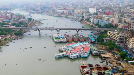 Vista-Aérea-Del-Paisaje-Urbano-De-Dhaka-Con-Río-Buriganga-Y-Barcos---Bangladesh