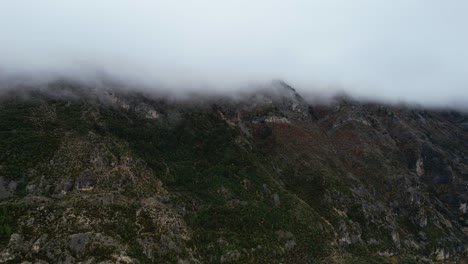 Maravillas-Místicas-Del-Invierno:-Montañas-Envueltas-En-Dramáticas-Nubes-Y-Niebla,-La-Enigmática-Belleza-De-La-Naturaleza.