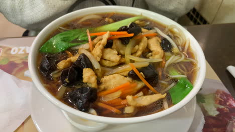 Chinesische-Hühnernudel--Und-Gemüsesuppe,-Frisch-Zubereitet-In-Einem-Traditionellen-Chinesischen-Restaurant