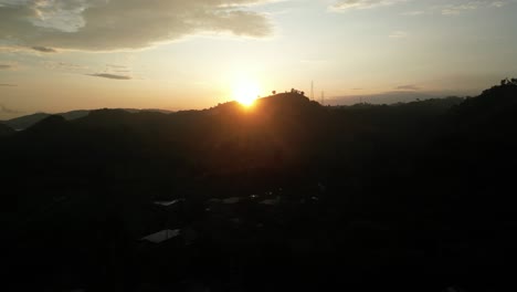 Der-Sonnenuntergang-Geht-über-Den-Bergen-Auf-Und-Wirft-Eine-Silhouette-In-Lombok,-Indonesien