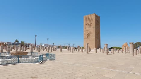 Remains-of-the-walls-and-columns,-Hassan-Tower-minaret-of-incomplete-mosque-in-Rabat,-Morocco