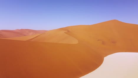 4K-Drohne-Fliegt-über-Deadvlei,-In-Der-Nähe-Der-Weißen-Salzpfanne-Sossusvlei,-Namib-Naukluft-Park,-Namibia