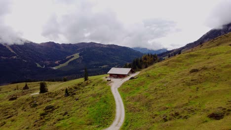 Hüttenhäuser-Im-Skigebiet-Im-Herbst,-österreichische-Alpenlandschaft,-Luftaufnahme
