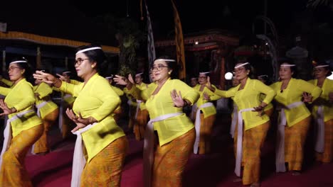 Ancianas-Balinesas-Bailan-Coreografía-Rejang-En-La-Ceremonia-Del-Templo-Hindú-De-Bali.